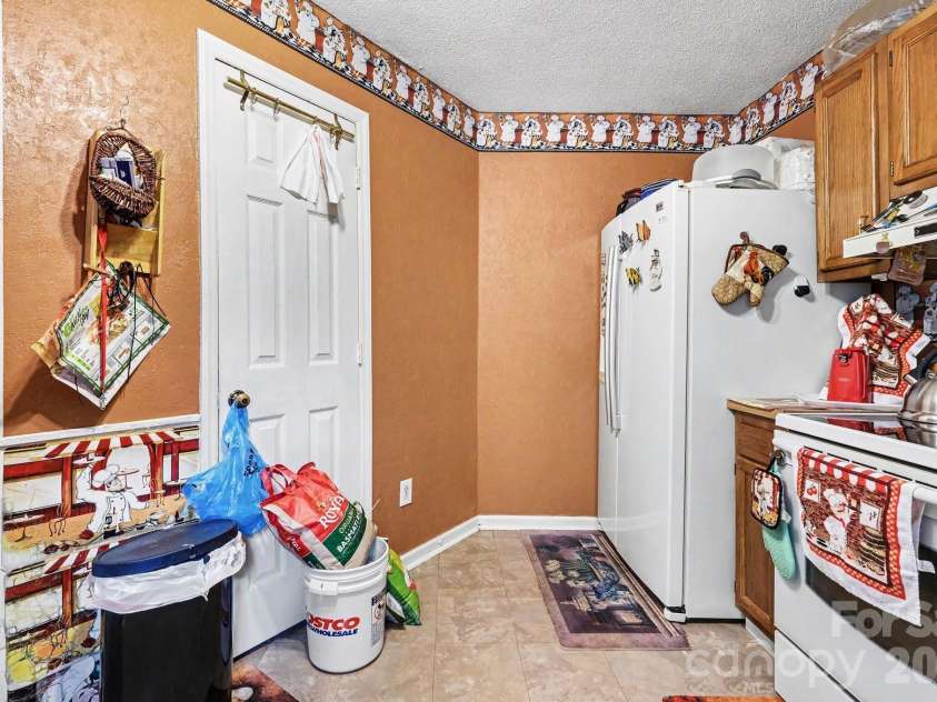 1600 Teddington Drive, Charlotte, NC 28214.  MLS# CAR4398022, YatesRealty ID 37704. 