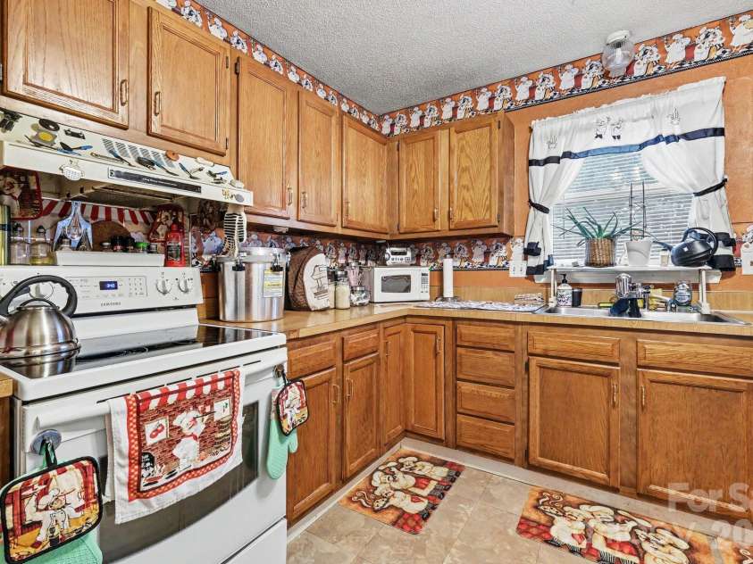 1600 Teddington Drive, Charlotte, NC 28214.  MLS# CAR4398022, YatesRealty ID 37704. 