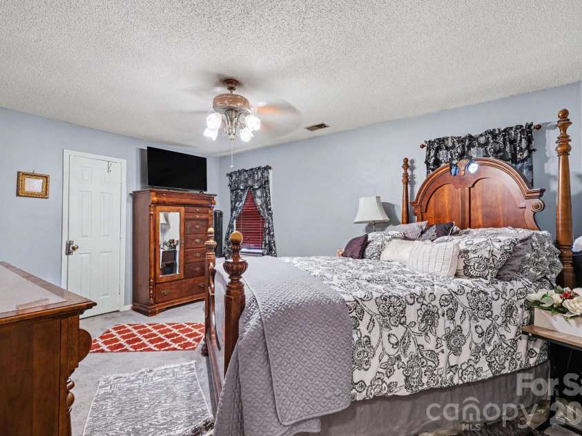 1600 Teddington Drive, Charlotte, NC 28214.  MLS# CAR4398022, YatesRealty ID 37704. 