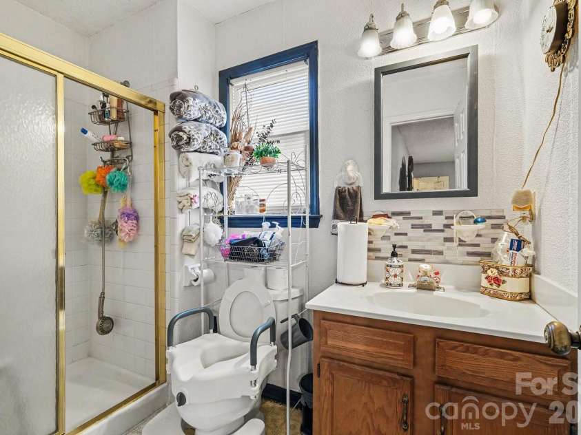 1600 Teddington Drive, Charlotte, NC 28214.  MLS# CAR4398022, YatesRealty ID 37704. 