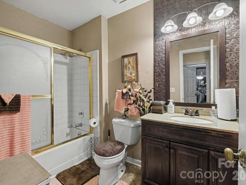 1600 Teddington Drive, Charlotte, NC 28214.  MLS# CAR4398022, YatesRealty ID 37704. 