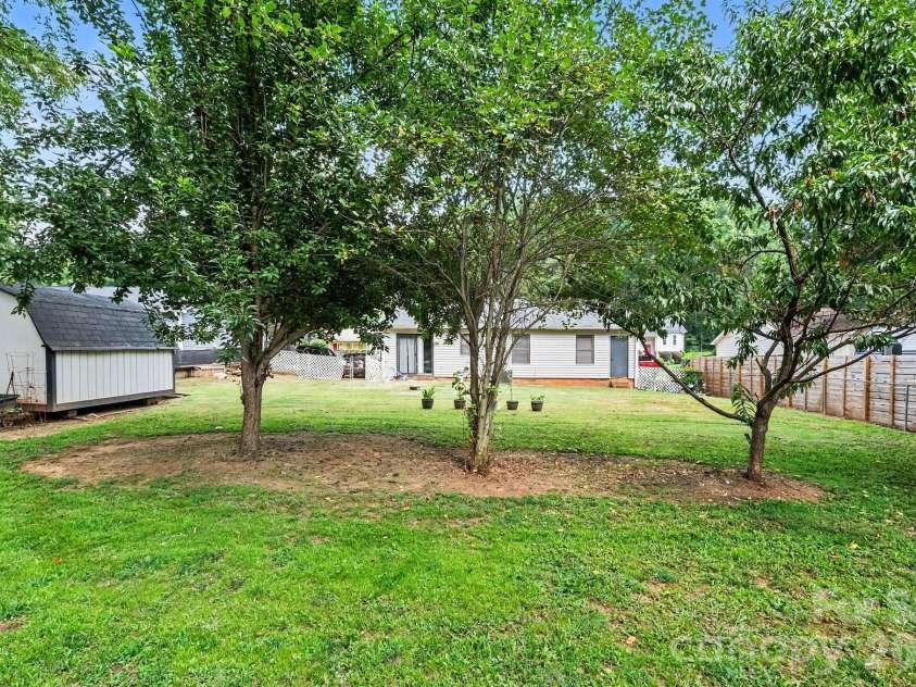 1600 Teddington Drive, Charlotte, NC 28214.  MLS# CAR4398022, YatesRealty ID 37704. 