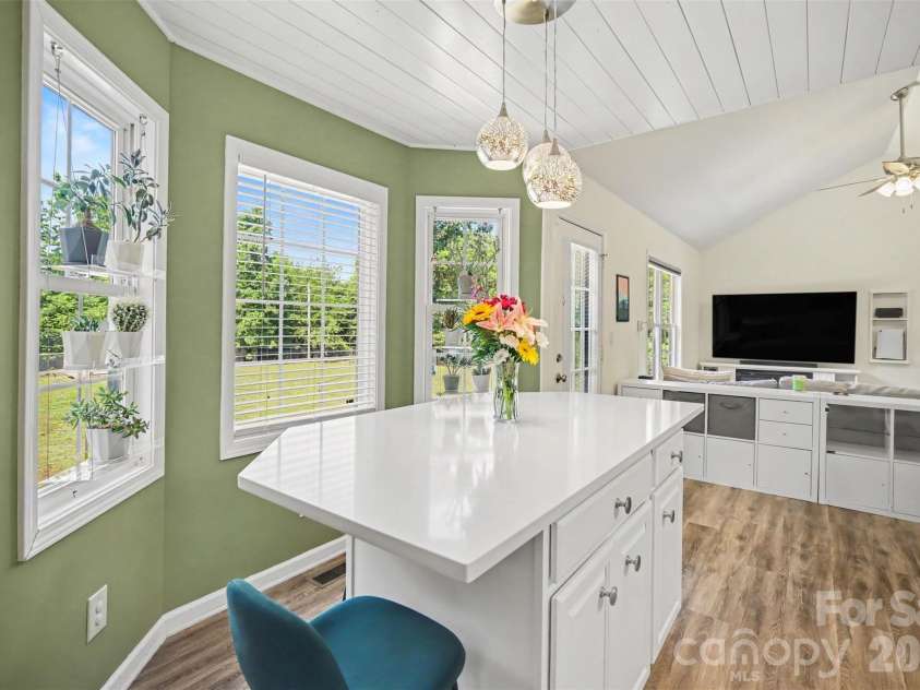 137 Chambwood Lane, Shelby, NC 28152.  MLS# CAR4400960, YatesRealty ID 37705. Kitchen Island