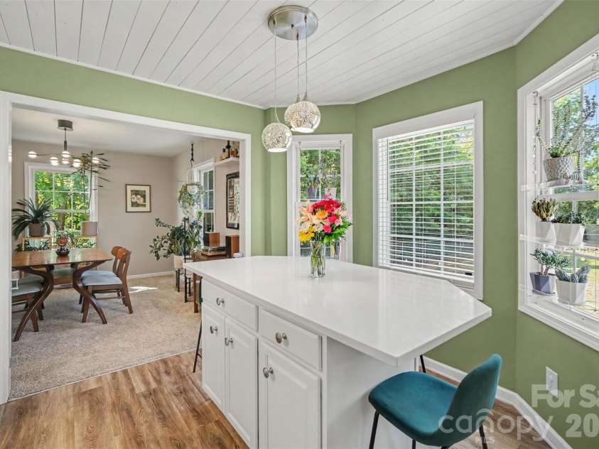 137 Chambwood Lane, Shelby, NC 28152.  MLS# CAR4400960, YatesRealty ID 37705. Kitchen Island Bay Windows