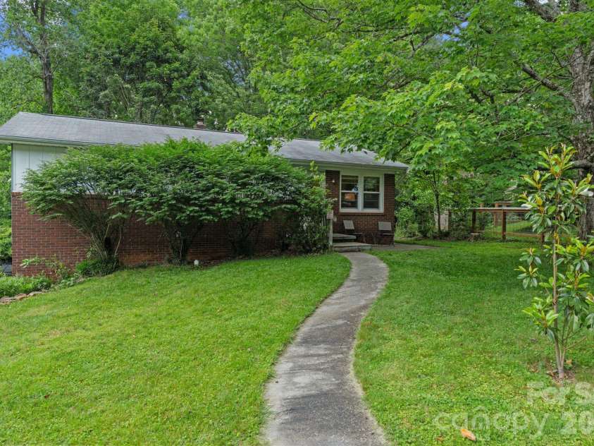 53 Merion Drive, Asheville, NC 28806.  MLS# CAR4391871, YatesRealty ID 37706. 