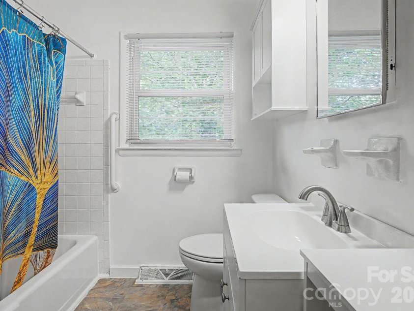 53 Merion Drive, Asheville, NC 28806.  MLS# CAR4391871, YatesRealty ID 37706. Full Bathroom