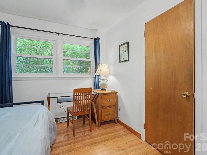 53 Merion Drive, Asheville, NC 28806.  MLS# CAR4391871, YatesRealty ID 37706. Light and Bright