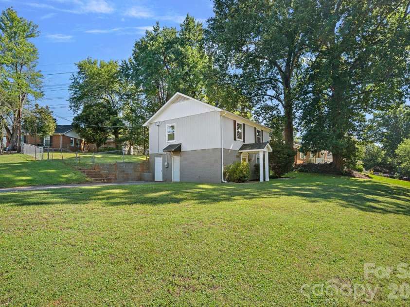 5662 Coulee Place, Charlotte, NC 28217.  MLS# CAR4393487, YatesRealty ID 37712. 