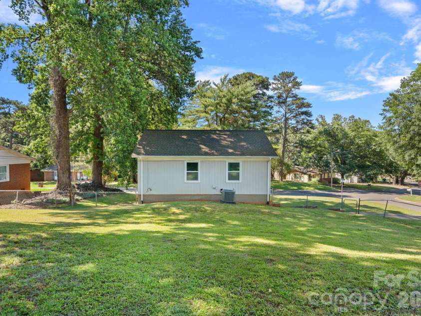 5662 Coulee Place, Charlotte, NC 28217.  MLS# CAR4393487, YatesRealty ID 37712. 