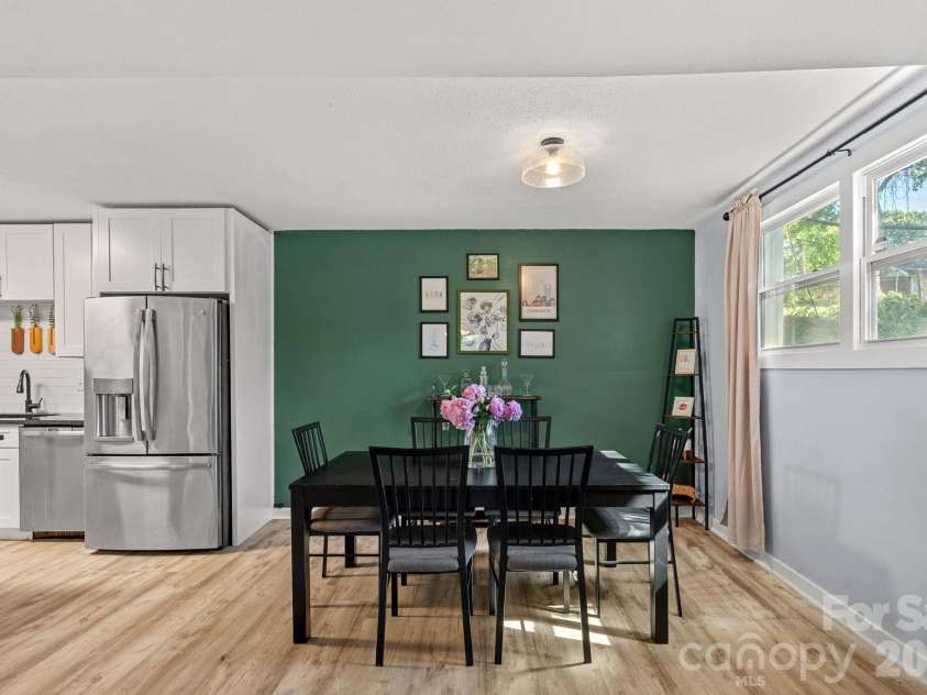 5662 Coulee Place, Charlotte, NC 28217.  MLS# CAR4393487, YatesRealty ID 37712. Dining area