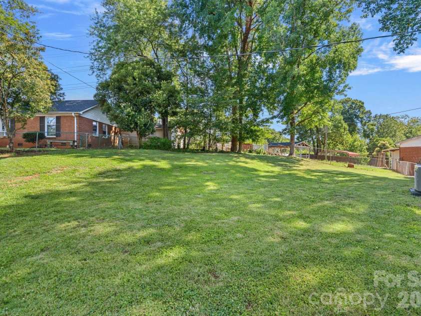 5662 Coulee Place, Charlotte, NC 28217.  MLS# CAR4393487, YatesRealty ID 37712. Fully fenced backyard