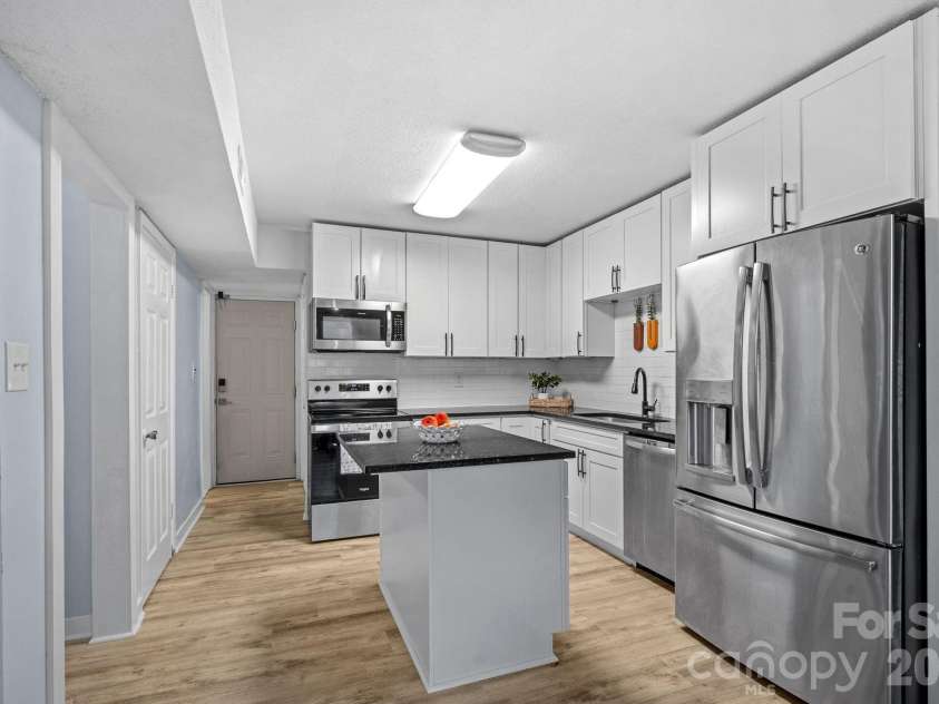 5662 Coulee Place, Charlotte, NC 28217.  MLS# CAR4393487, YatesRealty ID 37712. Kitchen