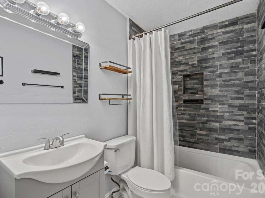 5662 Coulee Place, Charlotte, NC 28217.  MLS# CAR4393487, YatesRealty ID 37712. Upstairs full bath