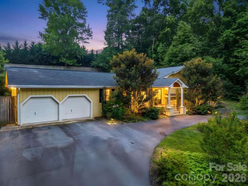111 Dogwood Drive, Black Mountain, NC 28711.  MLS# CAR4365787, YatesRealty ID 37714. 
