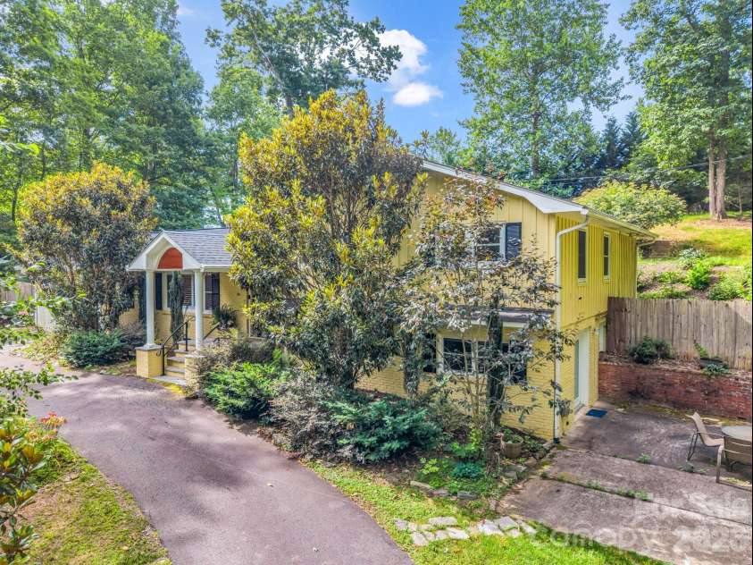 111 Dogwood Drive, Black Mountain, NC 28711.  MLS# CAR4365787, YatesRealty ID 37714. 