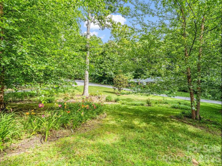 111 Dogwood Drive, Black Mountain, NC 28711.  MLS# CAR4365787, YatesRealty ID 37714. 
