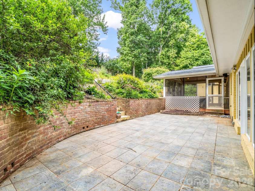 111 Dogwood Drive, Black Mountain, NC 28711.  MLS# CAR4365787, YatesRealty ID 37714. 