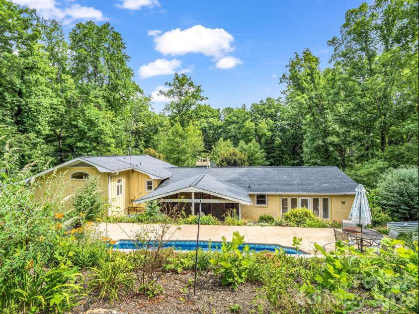111 Dogwood Drive, Black Mountain, NC 28711.  MLS# CAR4365787, YatesRealty ID 37714. 