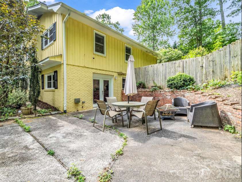 111 Dogwood Drive, Black Mountain, NC 28711.  MLS# CAR4365787, YatesRealty ID 37714. 