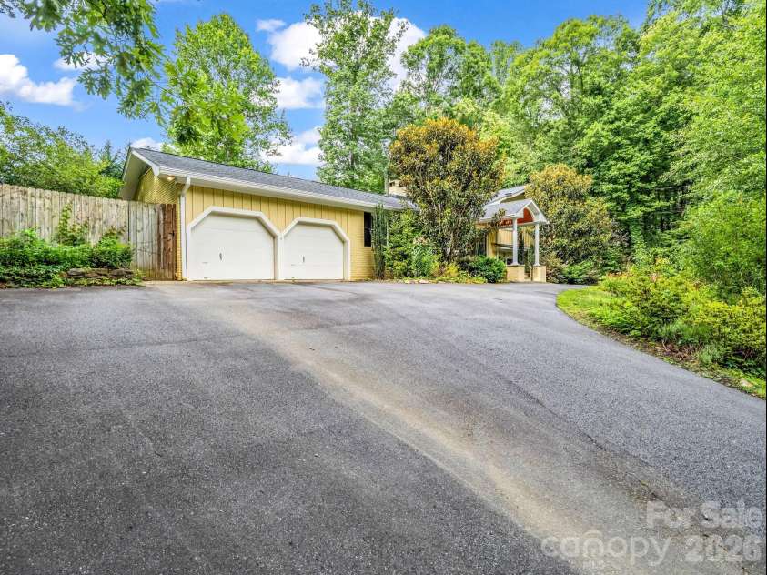 111 Dogwood Drive, Black Mountain, NC 28711.  MLS# CAR4365787, YatesRealty ID 37714. 