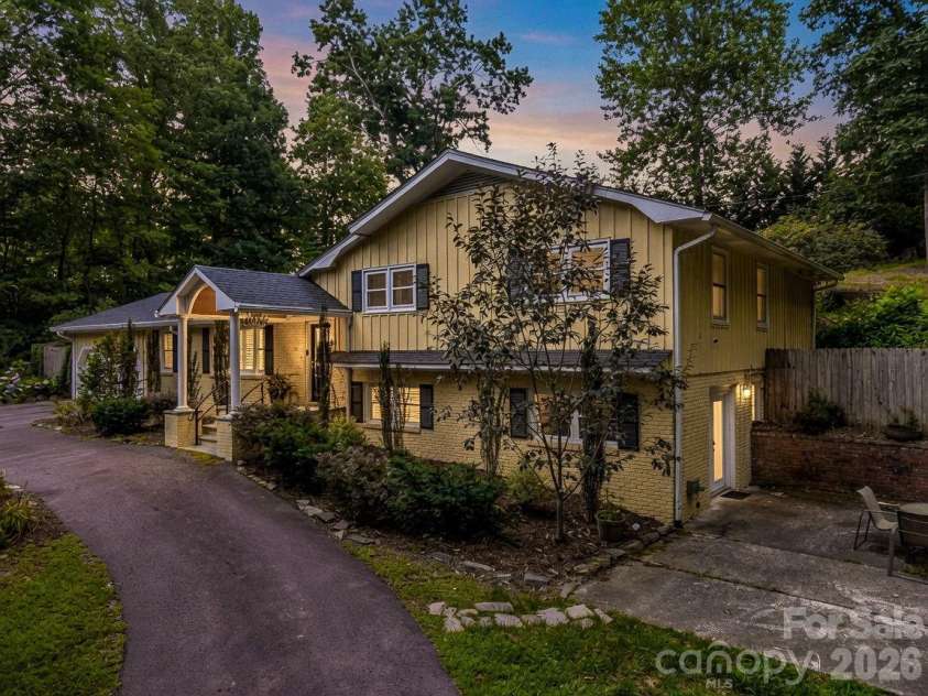 111 Dogwood Drive, Black Mountain, NC 28711.  MLS# CAR4365787, YatesRealty ID 37714. 