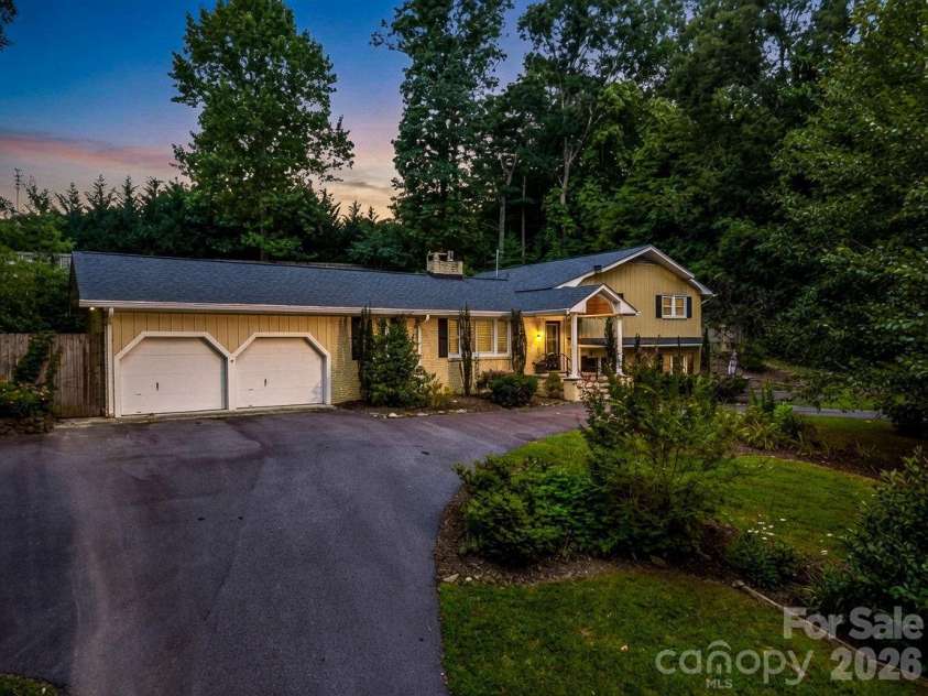 111 Dogwood Drive, Black Mountain, NC 28711.  MLS# CAR4365787, YatesRealty ID 37714. 
