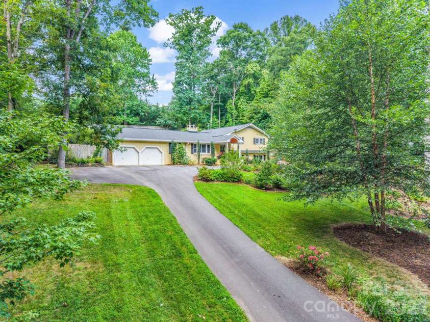 111 Dogwood Drive, Black Mountain, NC 28711.  MLS# CAR4365787, YatesRealty ID 37714. 