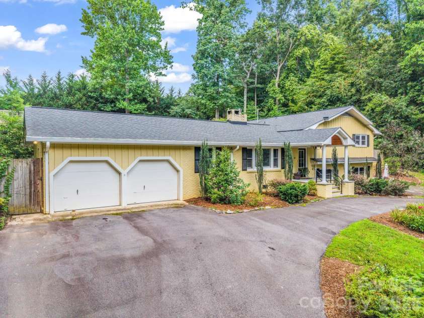111 Dogwood Drive, Black Mountain, NC 28711.  MLS# CAR4365787, YatesRealty ID 37714. 