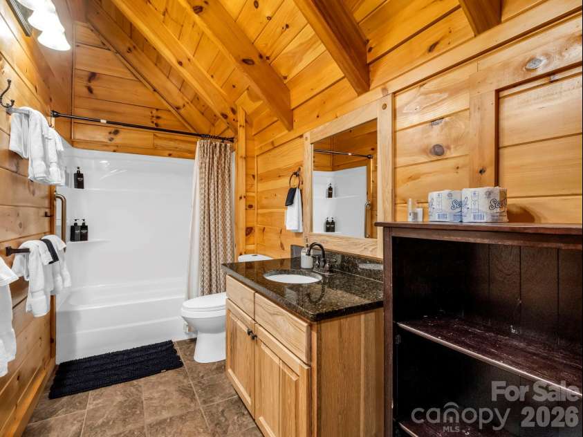1029 Rainbow Circle, Lake Lure, NC 28746.  MLS# CAR4294592, YatesRealty ID 3772. Upper Level Full Bath
