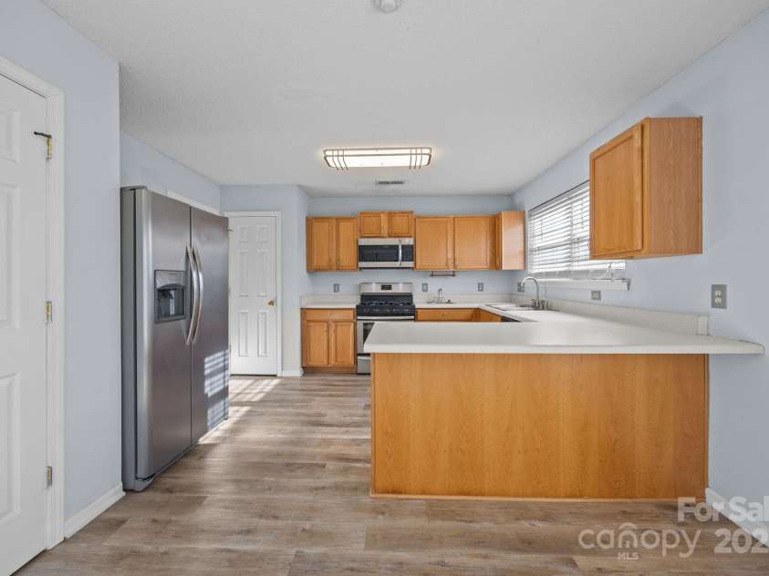 10320 Wakerobin Lane, Charlotte, NC 28213.  MLS# CAR4324350, YatesRealty ID 37720. 