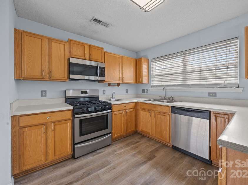 10320 Wakerobin Lane, Charlotte, NC 28213.  MLS# CAR4324350, YatesRealty ID 37720. 