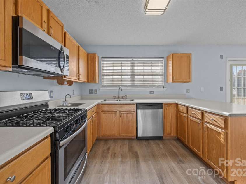 10320 Wakerobin Lane, Charlotte, NC 28213.  MLS# CAR4324350, YatesRealty ID 37720. 