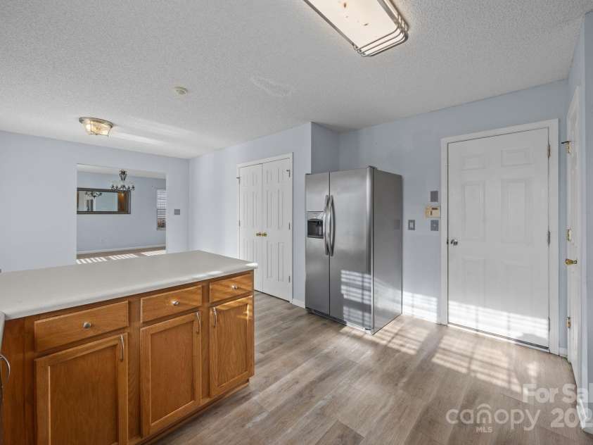 10320 Wakerobin Lane, Charlotte, NC 28213.  MLS# CAR4324350, YatesRealty ID 37720. 