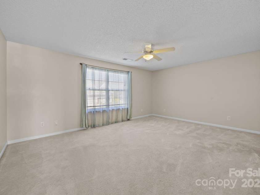 10320 Wakerobin Lane, Charlotte, NC 28213.  MLS# CAR4324350, YatesRealty ID 37720. 