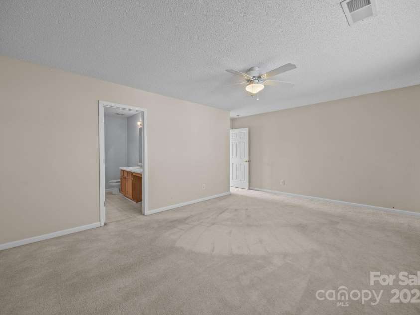 10320 Wakerobin Lane, Charlotte, NC 28213.  MLS# CAR4324350, YatesRealty ID 37720. 