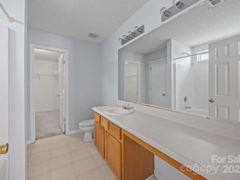 10320 Wakerobin Lane, Charlotte, NC 28213.  MLS# CAR4324350, YatesRealty ID 37720. 