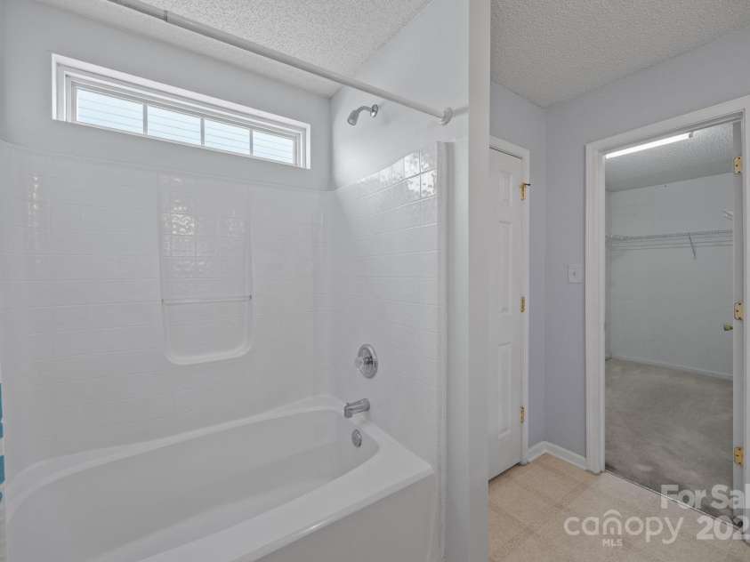 10320 Wakerobin Lane, Charlotte, NC 28213.  MLS# CAR4324350, YatesRealty ID 37720. 