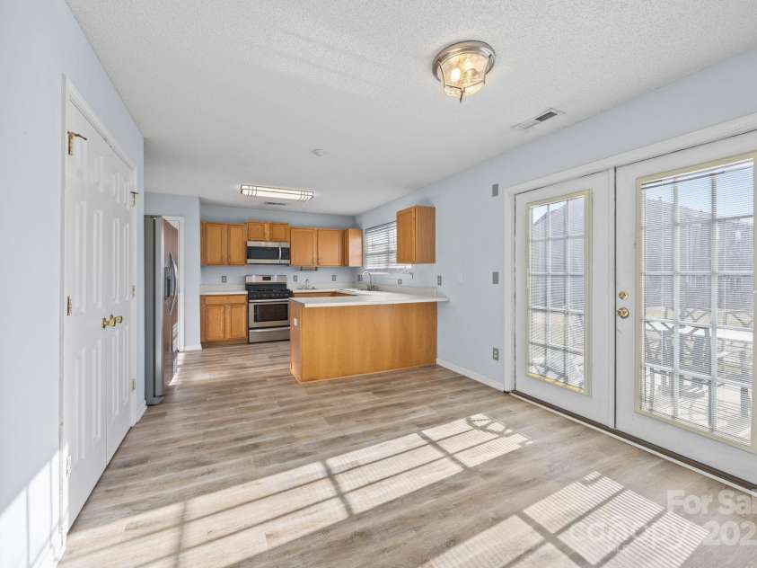 10320 Wakerobin Lane, Charlotte, NC 28213.  MLS# CAR4324350, YatesRealty ID 37720. 