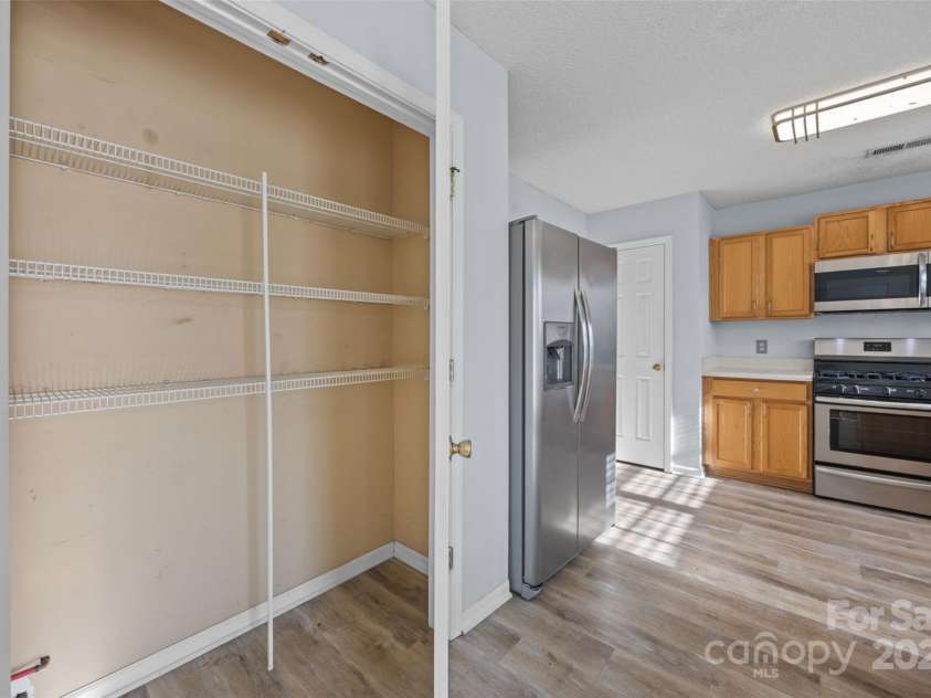 10320 Wakerobin Lane, Charlotte, NC 28213.  MLS# CAR4324350, YatesRealty ID 37720. 