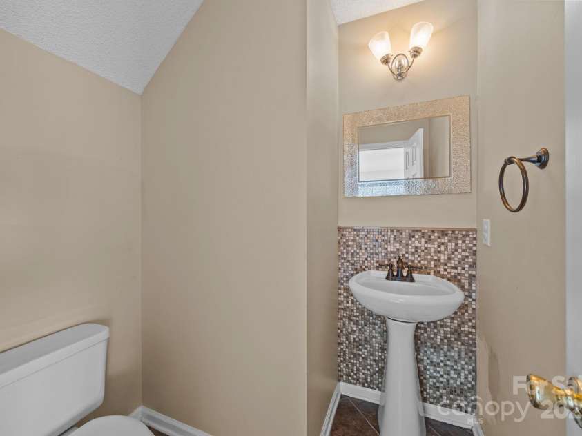 10320 Wakerobin Lane, Charlotte, NC 28213.  MLS# CAR4324350, YatesRealty ID 37720. 