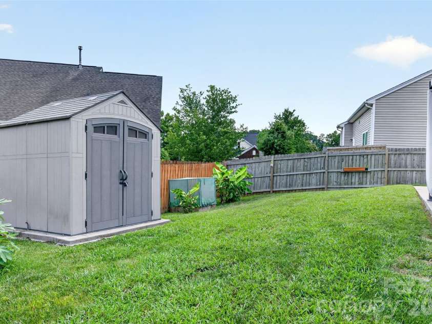 4506 Lawrence Daniel Drive, Matthews, NC 28104.  MLS# CAR4400957, YatesRealty ID 37720. 