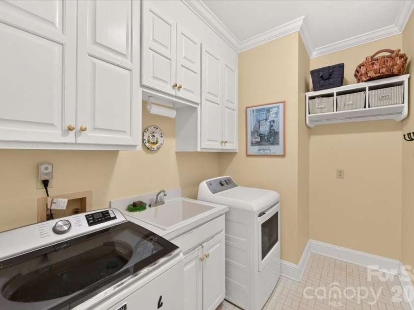 3601 Castellaine Drive, Charlotte, NC 28226.  MLS# CAR4392373, YatesRealty ID 37721. 