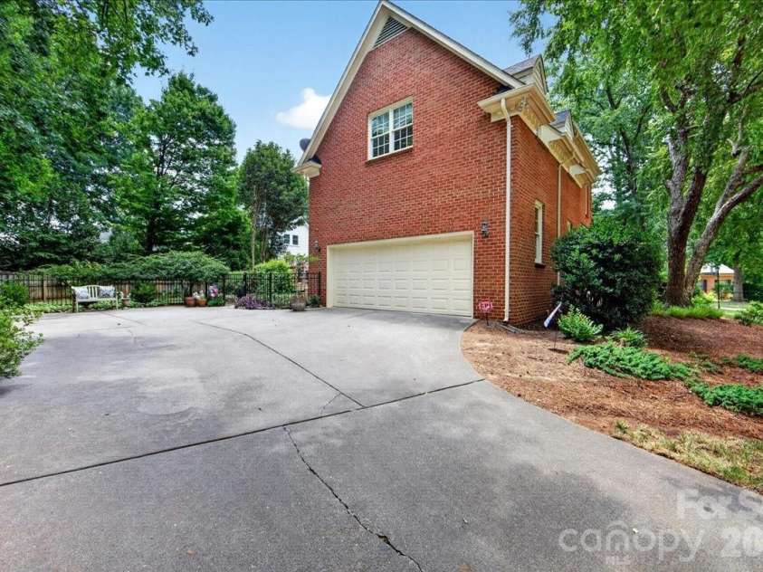 3601 Castellaine Drive, Charlotte, NC 28226.  MLS# CAR4392373, YatesRealty ID 37721. 