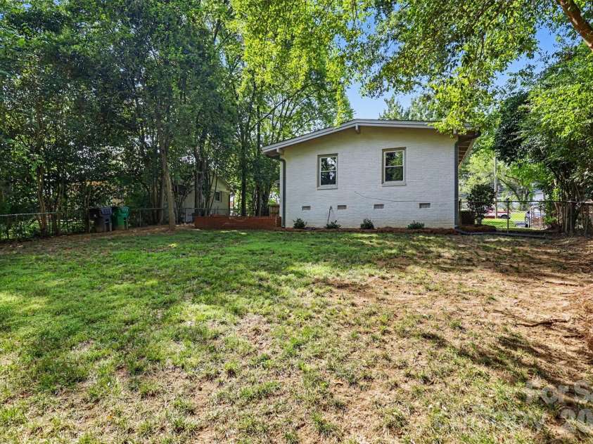 1338 Edgewater Drive, Charlotte, NC 28210.  MLS# CAR4401777, YatesRealty ID 37727. 
