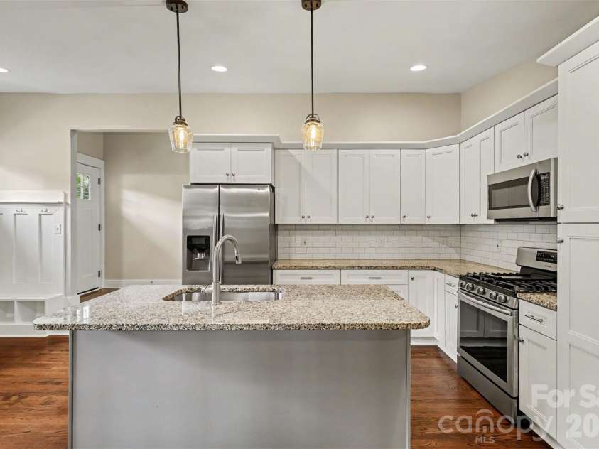 1338 Edgewater Drive, Charlotte, NC 28210.  MLS# CAR4401777, YatesRealty ID 37727. Kitchen