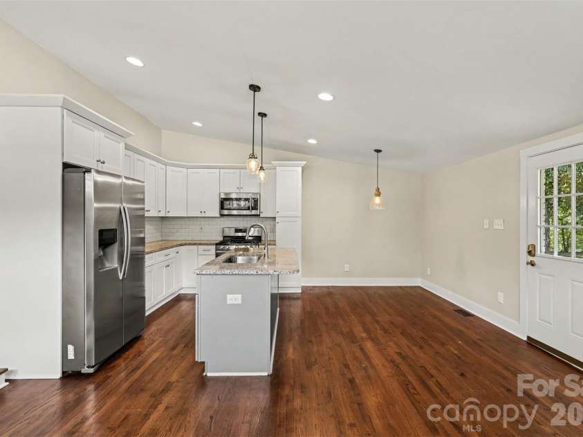 1338 Edgewater Drive, Charlotte, NC 28210.  MLS# CAR4401777, YatesRealty ID 37727. Kitchen and dining area