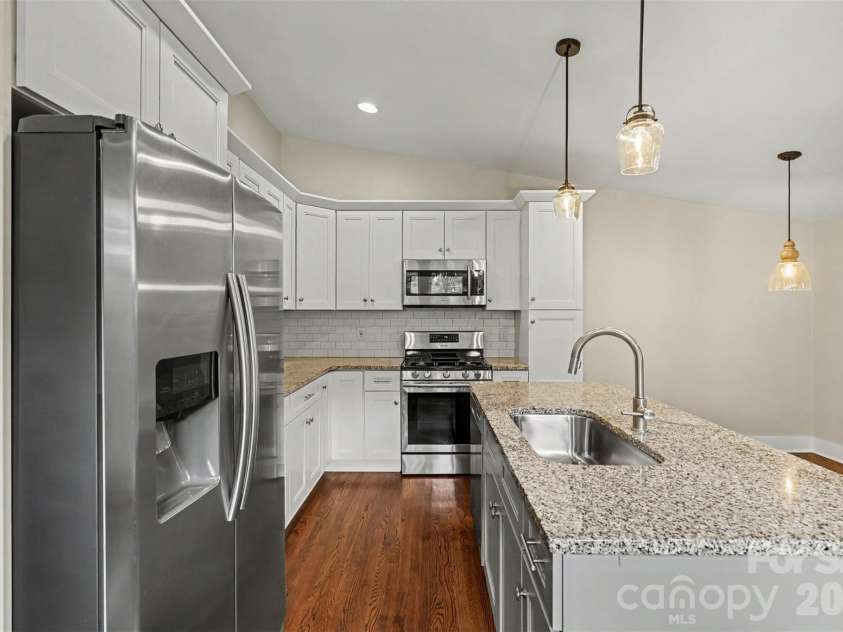 1338 Edgewater Drive, Charlotte, NC 28210.  MLS# CAR4401777, YatesRealty ID 37727. Kitchen Island