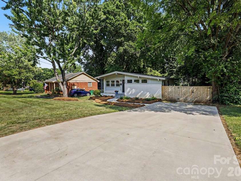 1338 Edgewater Drive, Charlotte, NC 28210.  MLS# CAR4401777, YatesRealty ID 37727. Oversized driveway