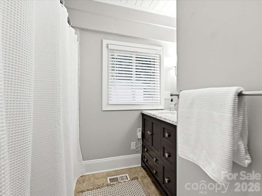 4318 Ruskin Drive, Charlotte, NC 28209.  MLS# CAR4403739, YatesRealty ID 37729. Full Bathroom
