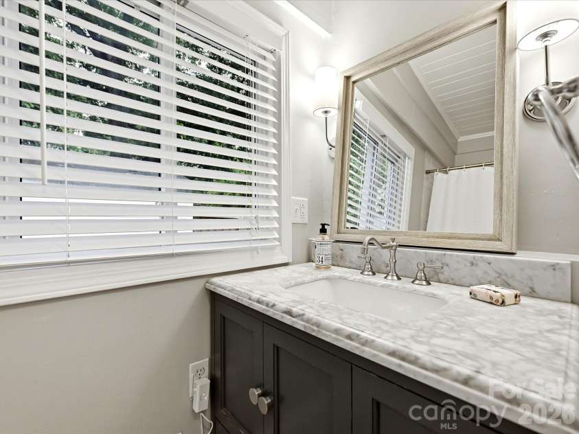 4318 Ruskin Drive, Charlotte, NC 28209.  MLS# CAR4403739, YatesRealty ID 37729. Full Bathroom